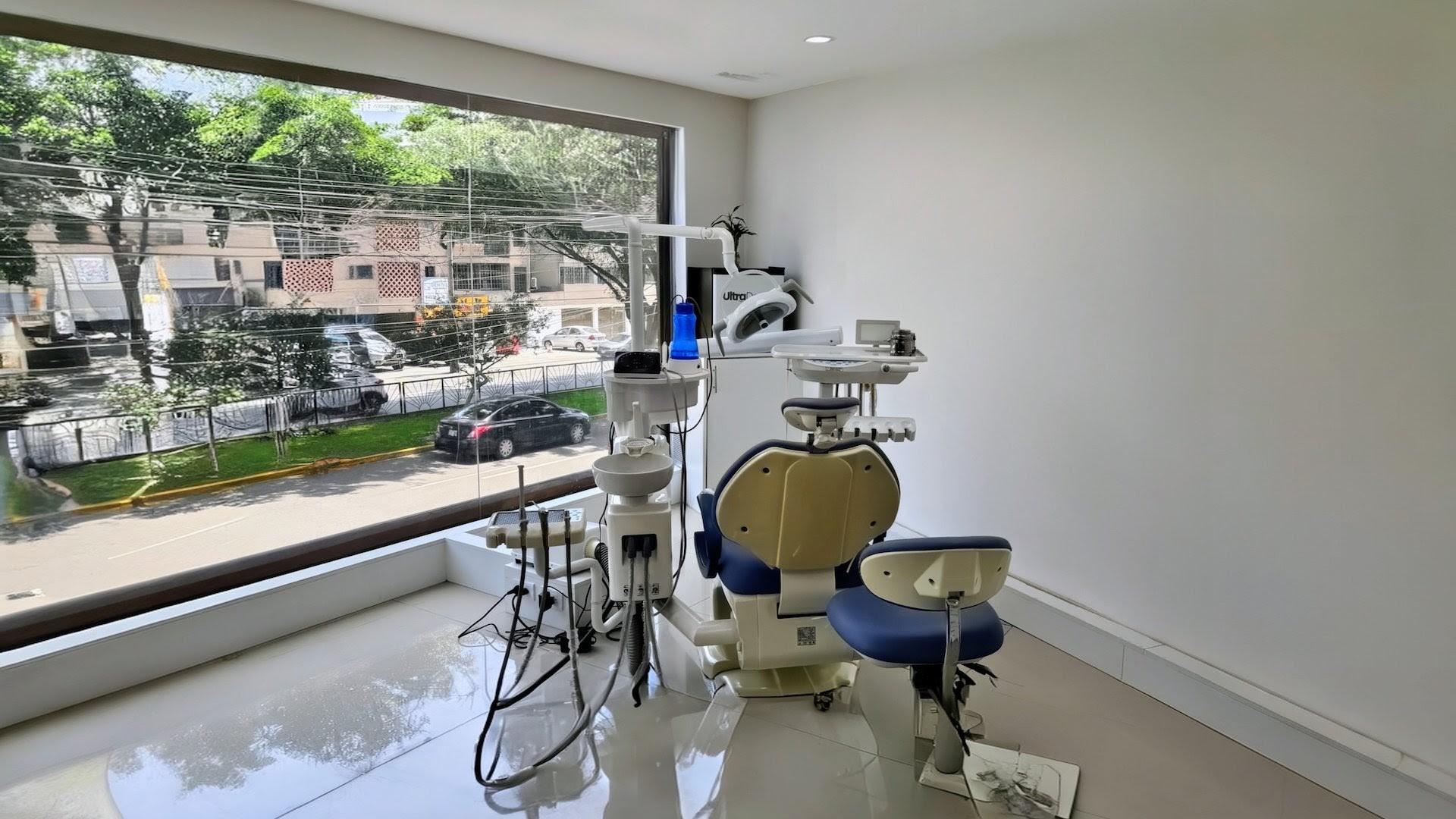 Ortodoncia moderna con brackets y alineadores en UltraDental Perú
